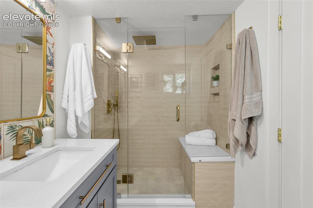 Image 22 of 47: Spa-inspired shower