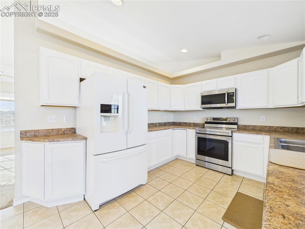 Image 10 of 32: Kitchen