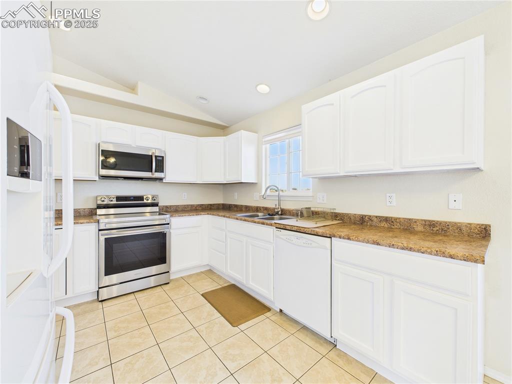 Image 11 of 32: Kitchen