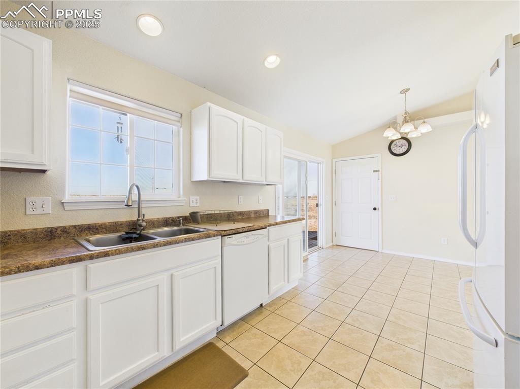 Image 12 of 32: Kitchen