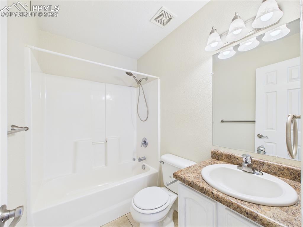 Image 17 of 32: Bathroom