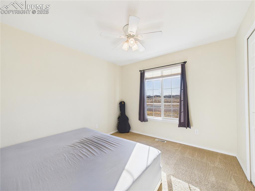 Image 18 of 32: Bedroom