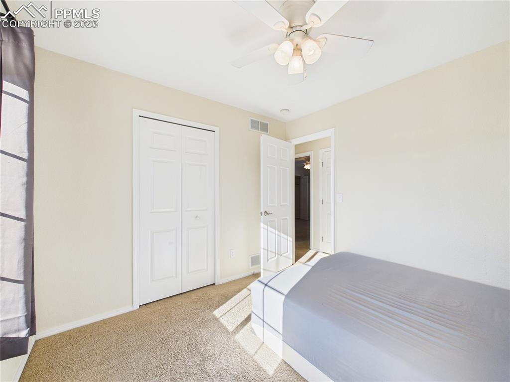 Image 19 of 32: Bedroom