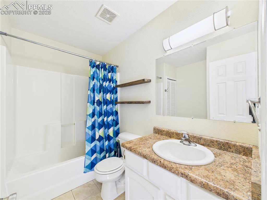 Image 20 of 32: Bathroom