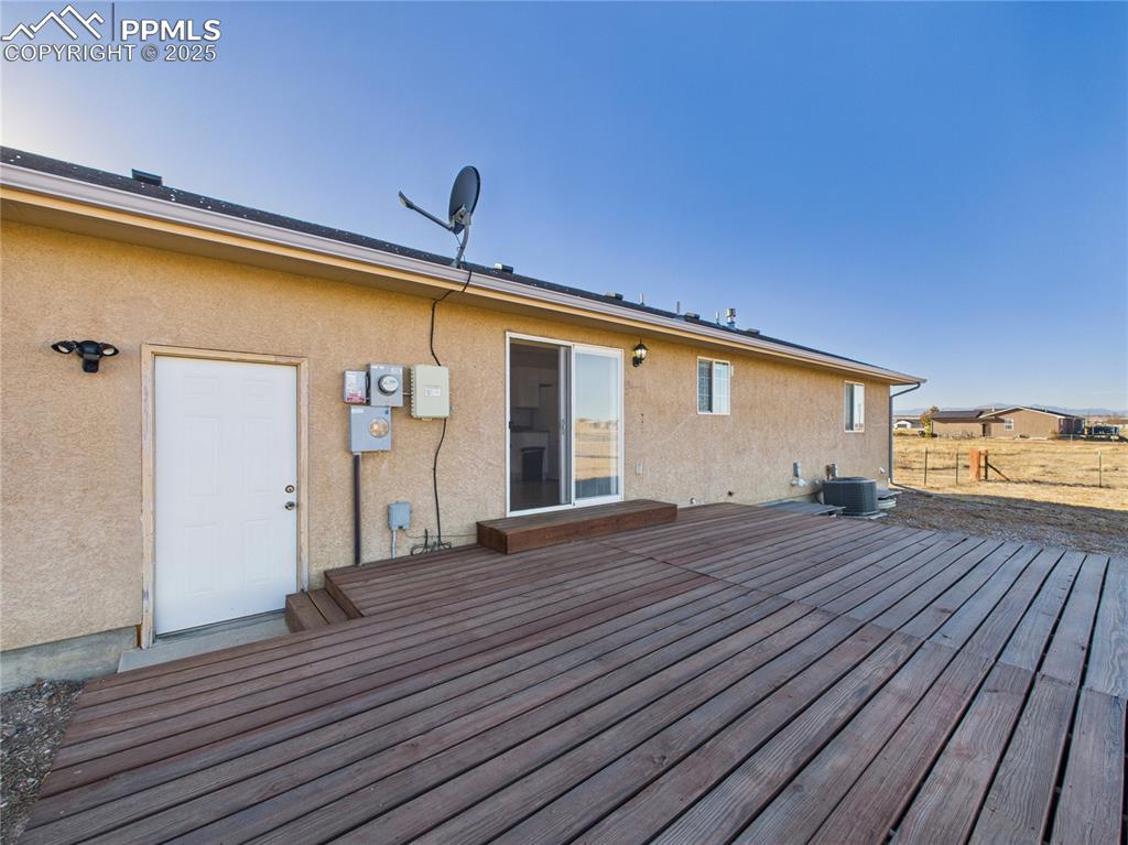 Image 27 of 32: Deck