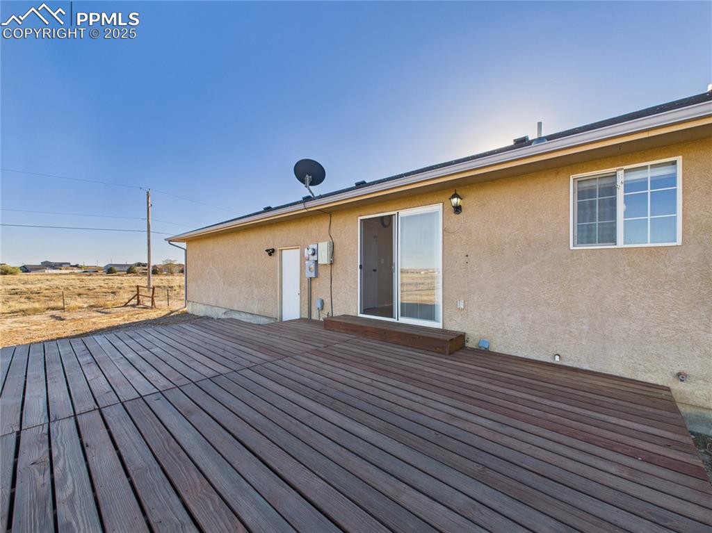 Image 28 of 32: Deck