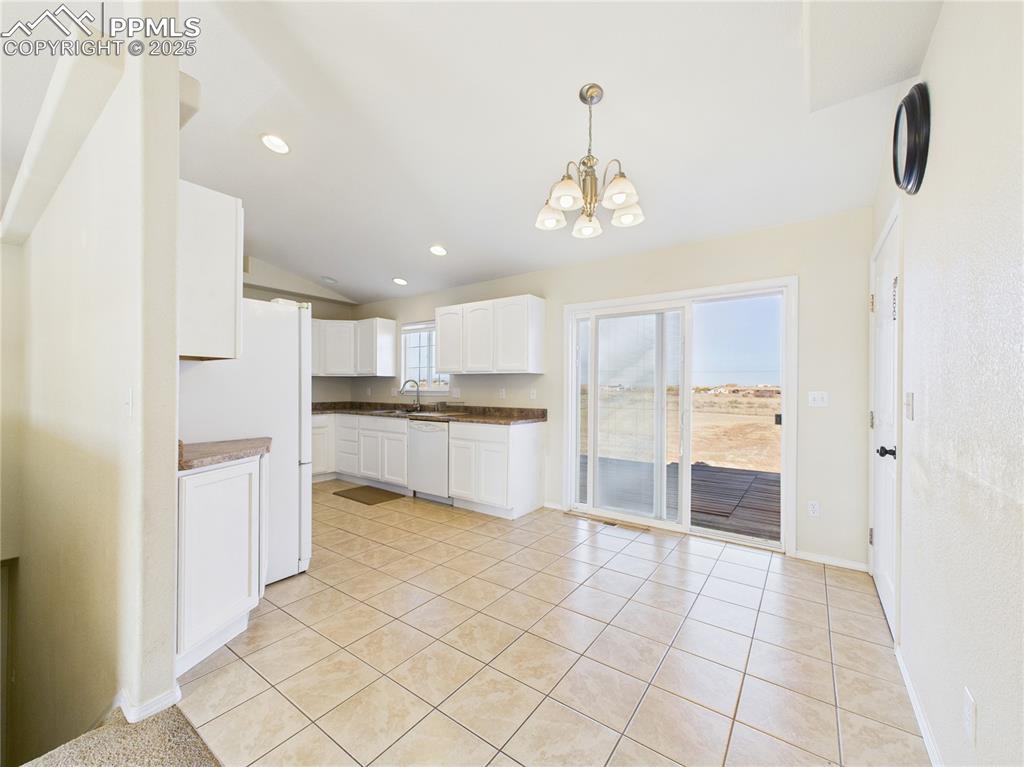 Image 7 of 32: Kitchen