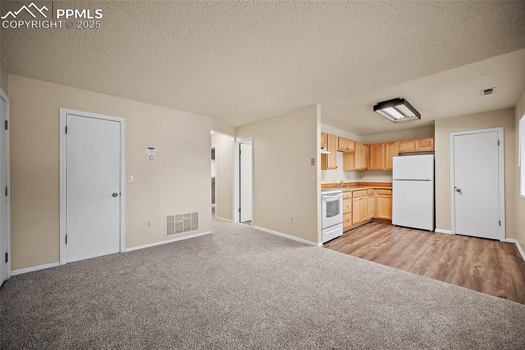 Image 16 of 28: Kitchen