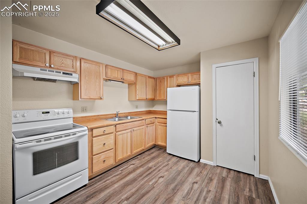 Image 17 of 28: Kitchen