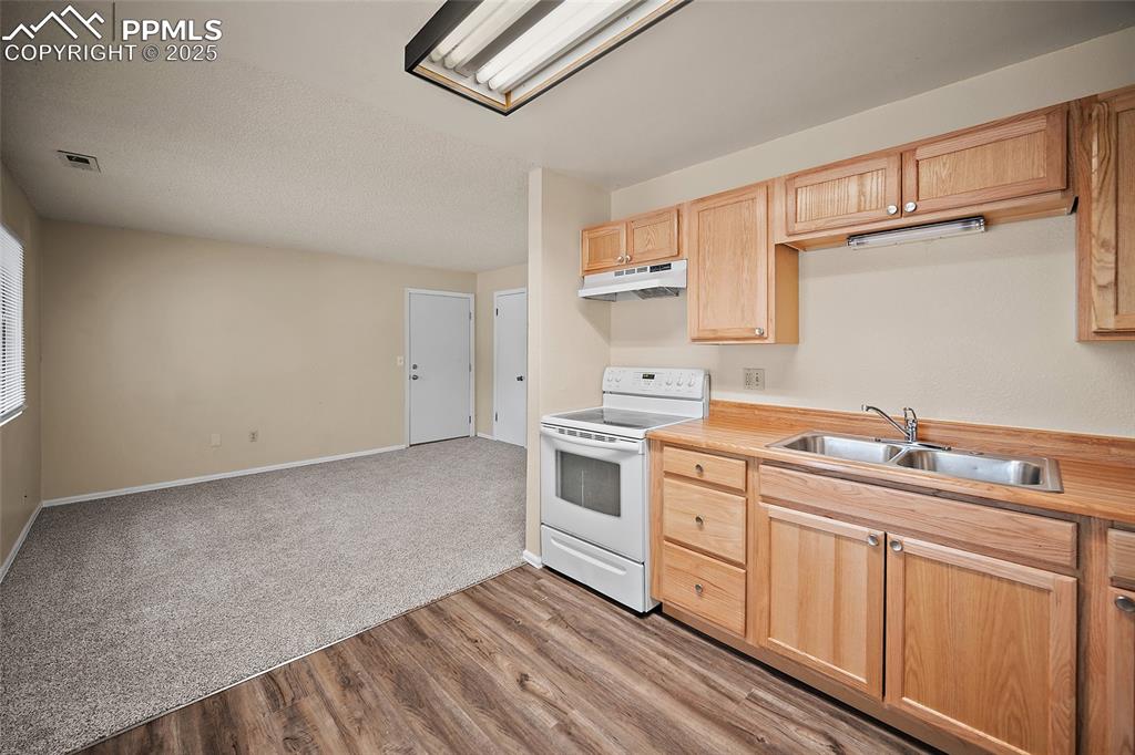 Image 18 of 28: Kitchen