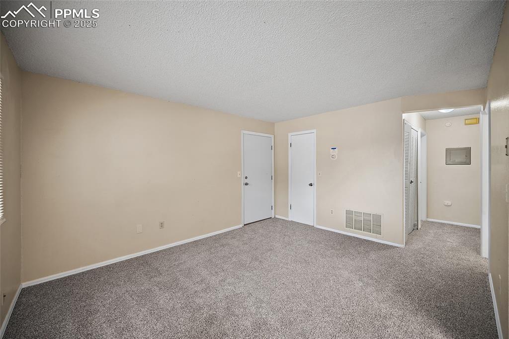 Image 19 of 28: Bedroom