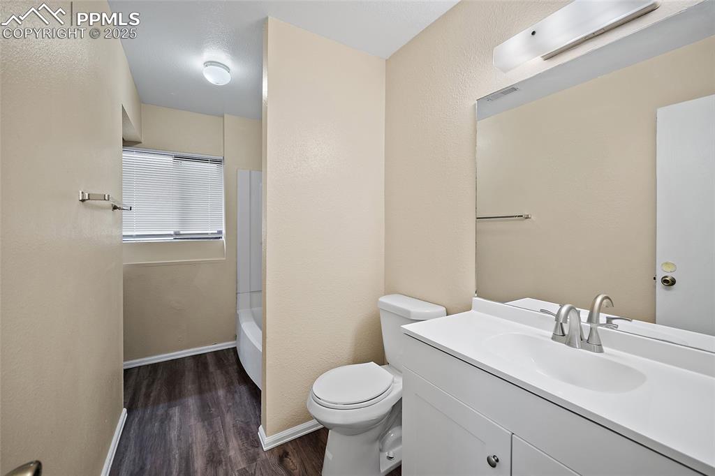 Image 20 of 28: Bathroom