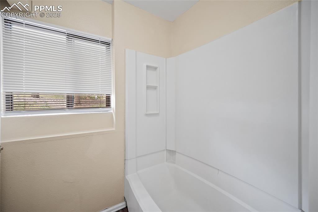 Image 21 of 28: Bathroom