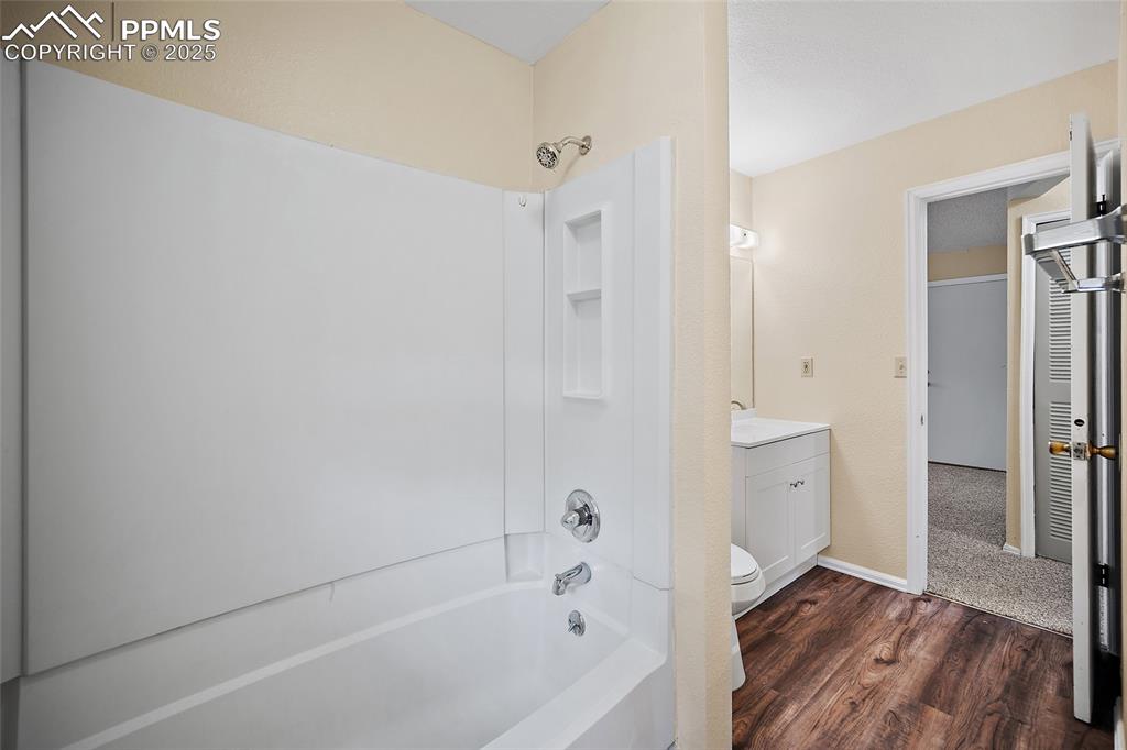 Image 22 of 28: Bathroom
