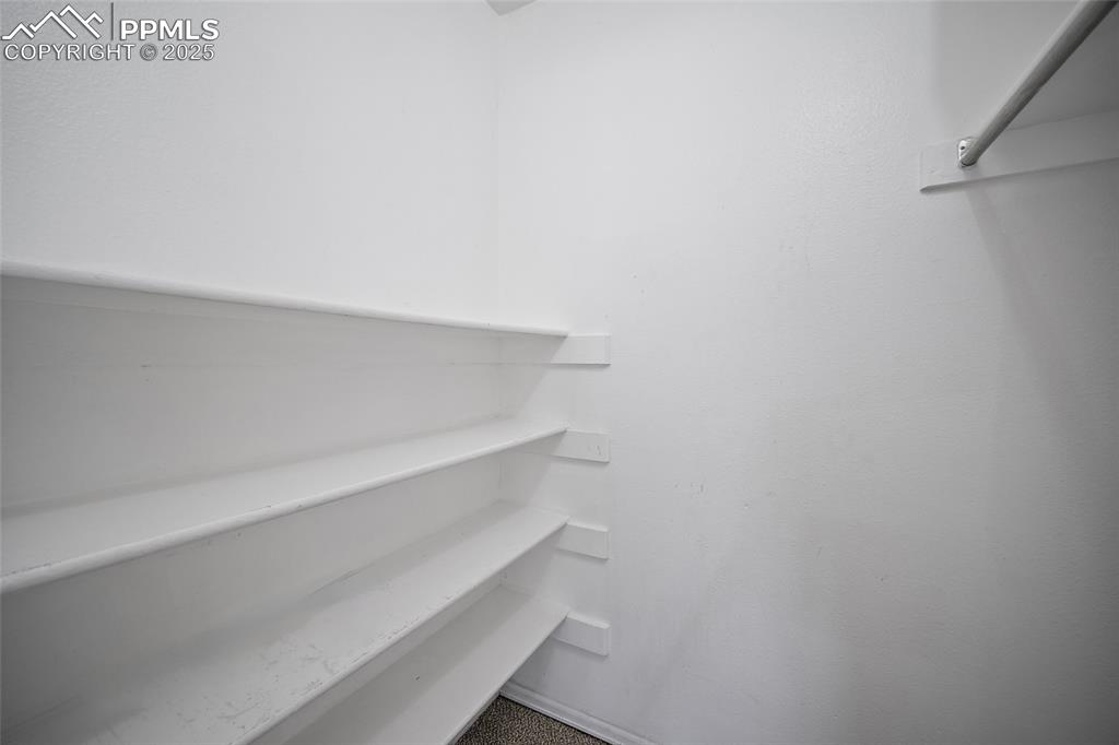 Image 27 of 28: Closet