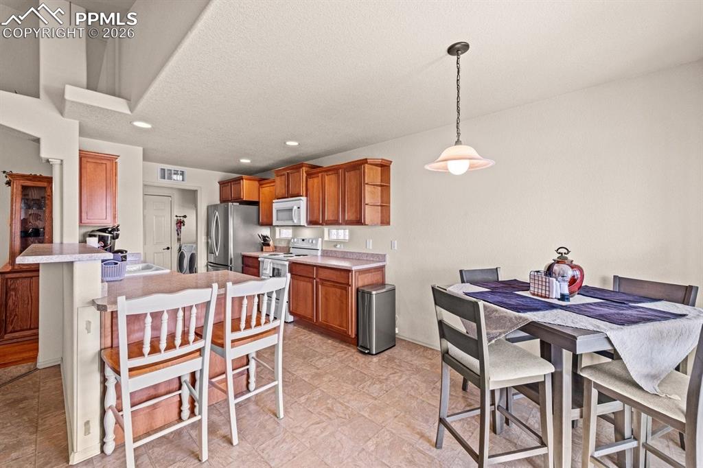 Image 10 of 24: Kitchen