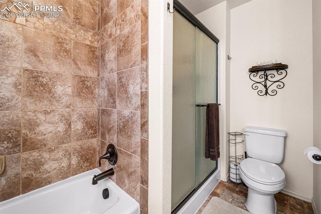Image 19 of 24: Bathroom