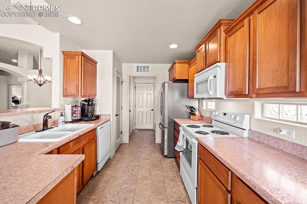 Image 9 of 24: Kitchen