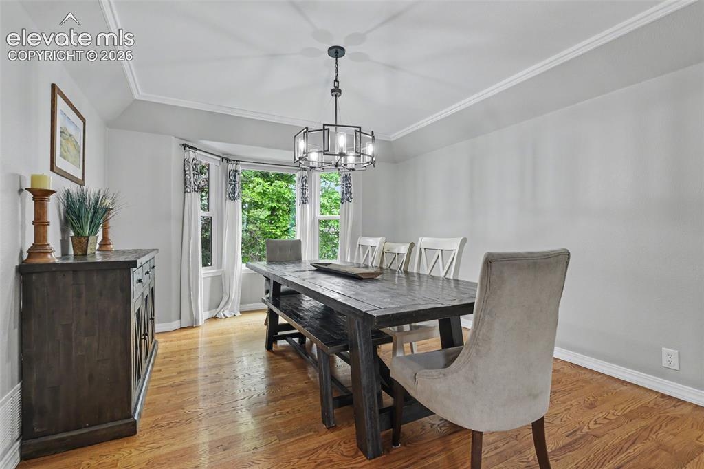 Image 14 of 49: Dining Area