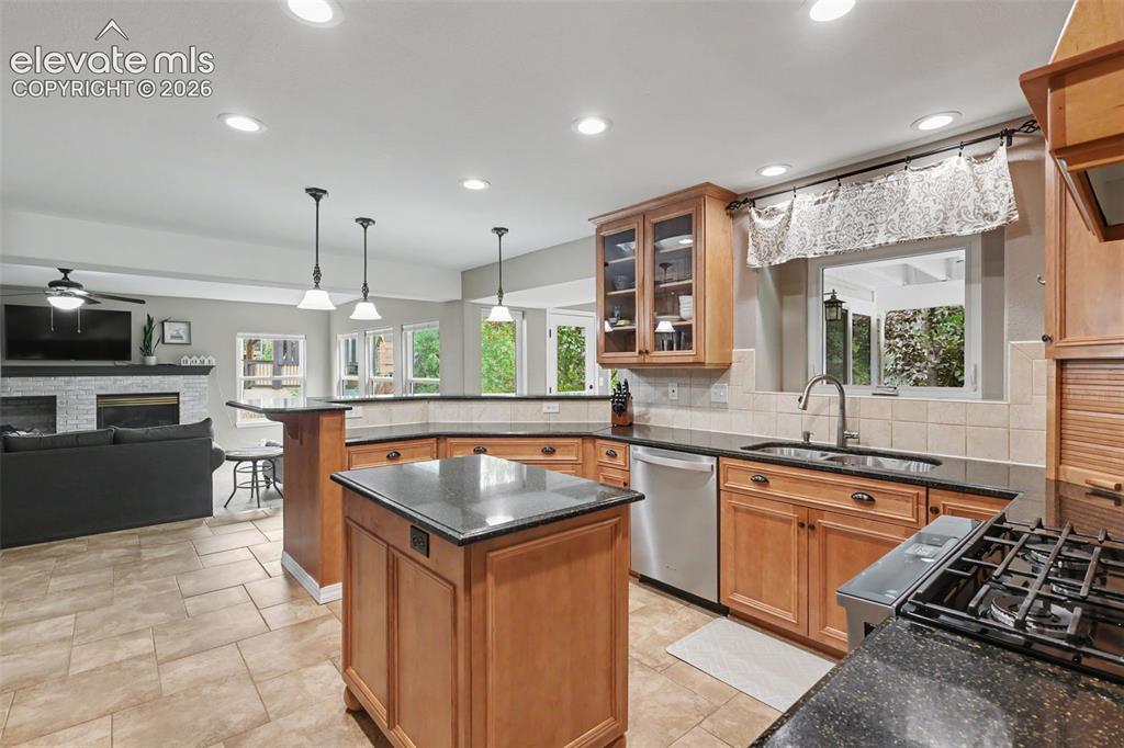 Image 17 of 49: Kitchen