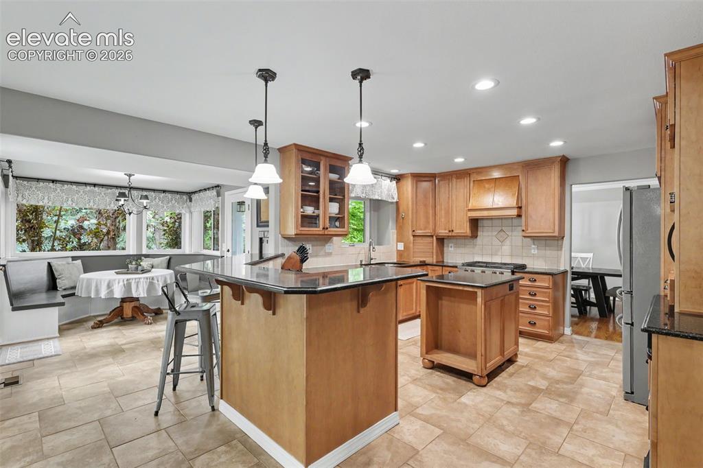 Image 18 of 49: Kitchen