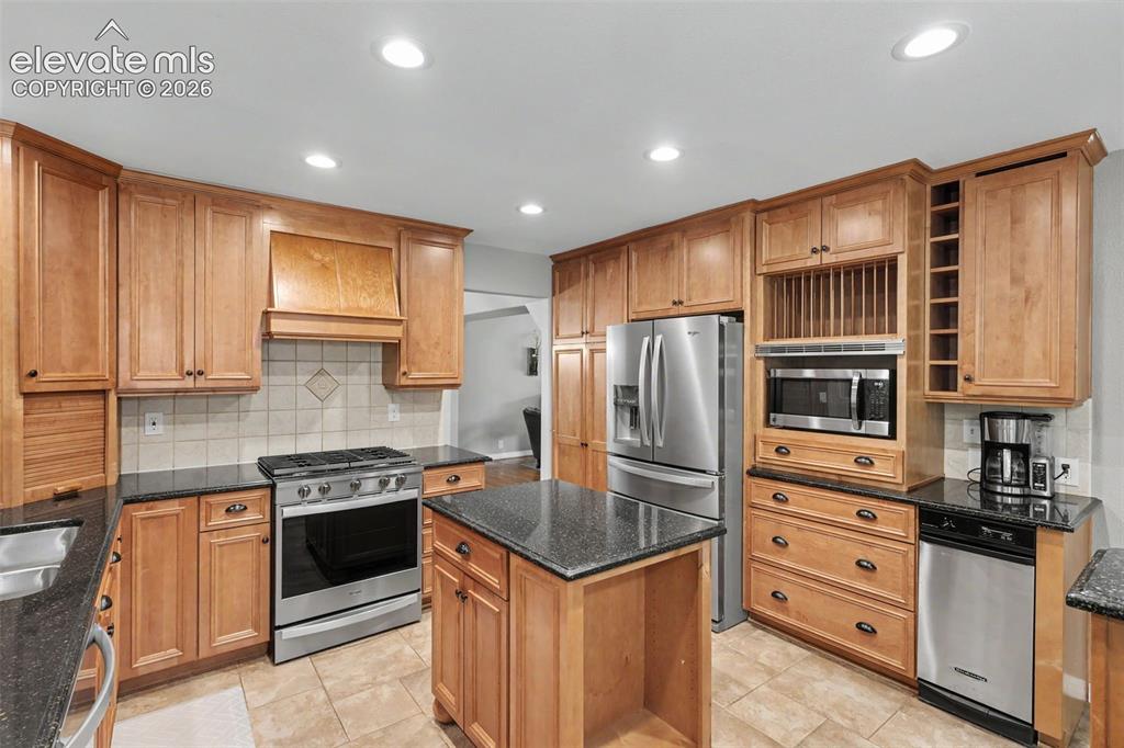Image 19 of 49: Kitchen
