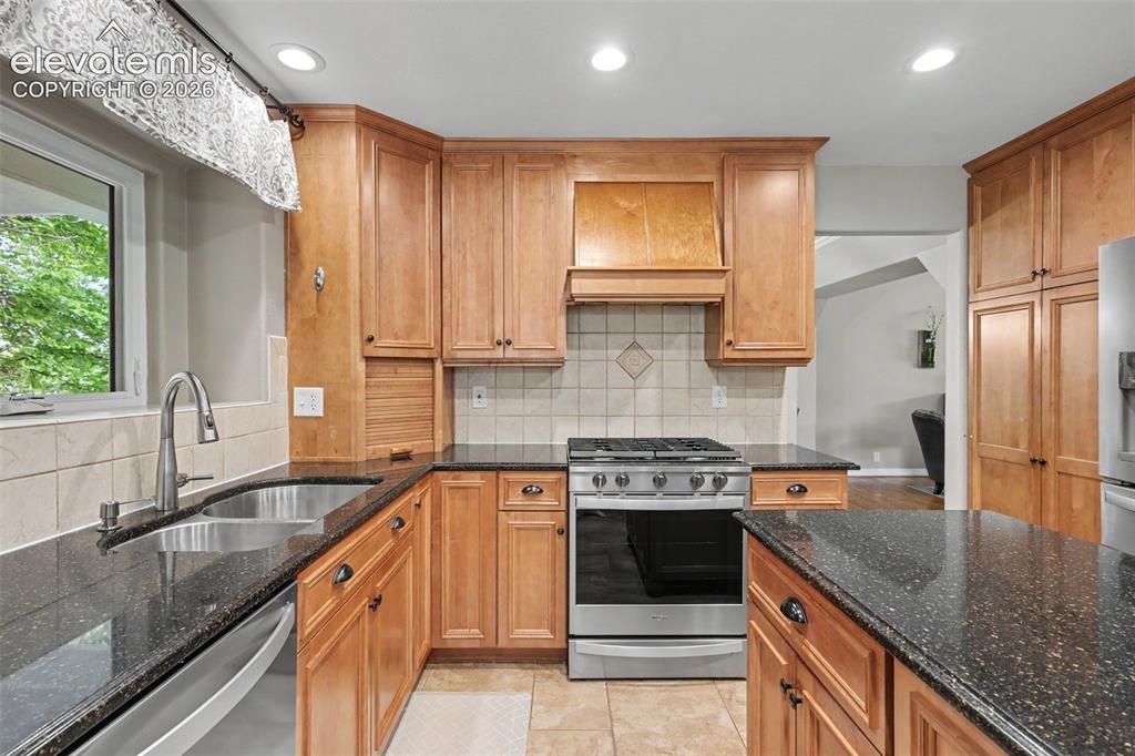 Image 20 of 49: Kitchen