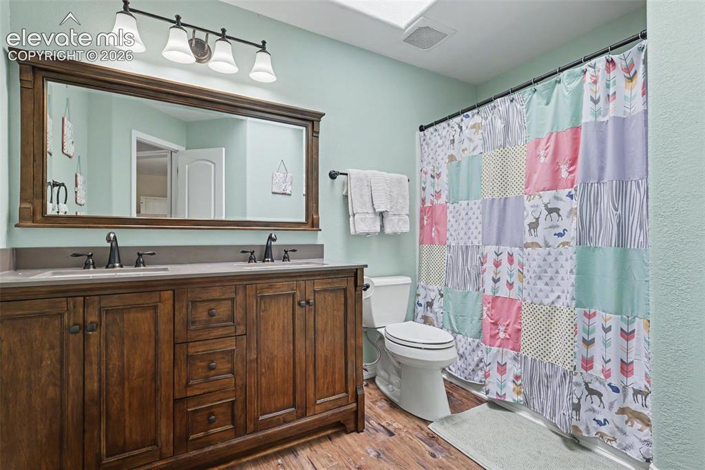 Image 35 of 49: Bathroom