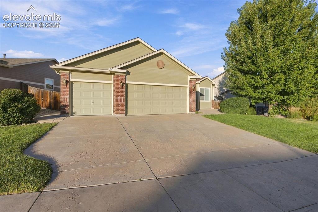 Caption: 3 Car Garage!