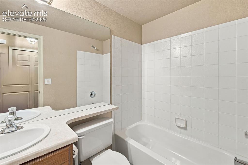 Image 11 of 18: Bathroom