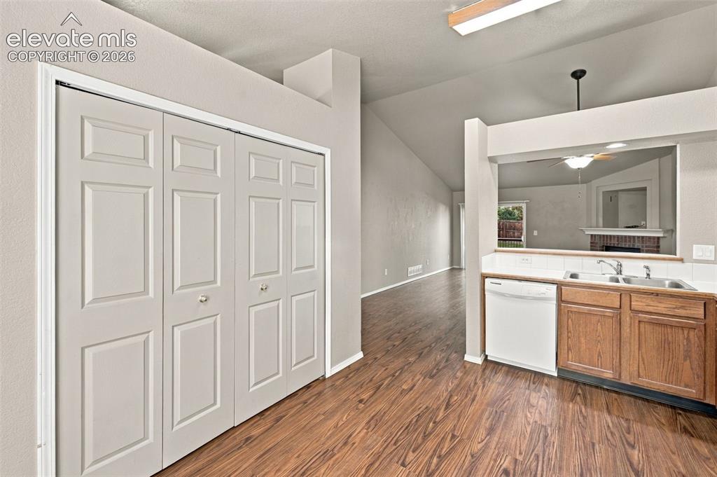 Image 12 of 18: Kitchen