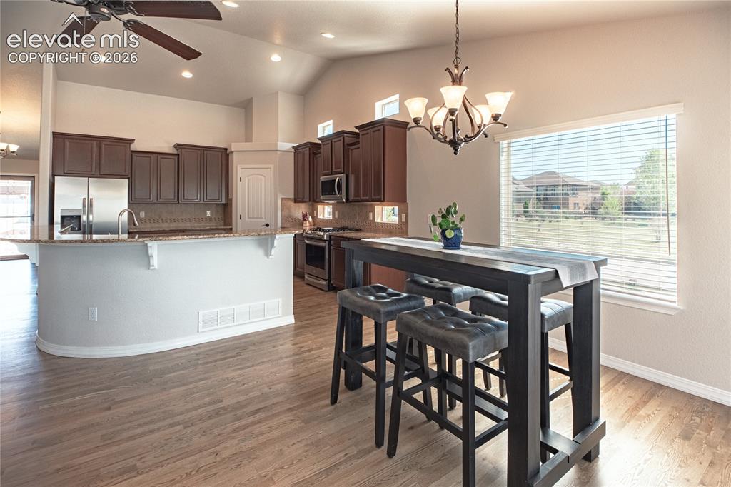 Image 14 of 46: Dining Area