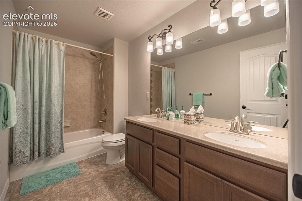 Image 40 of 46: Bathroom