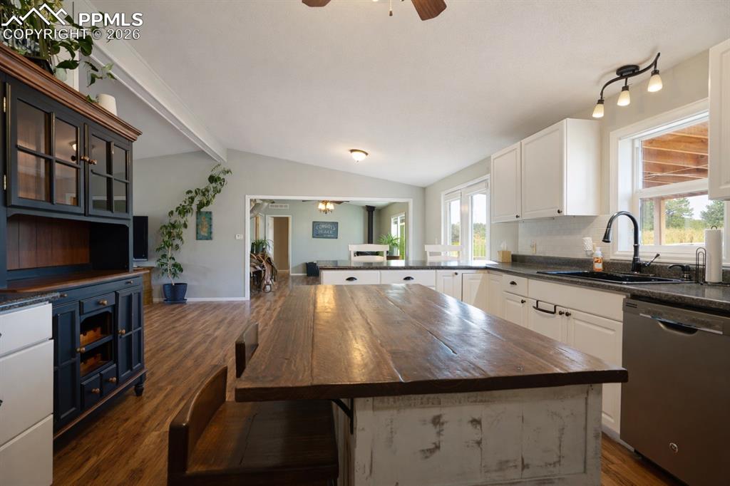 Image 10 of 45: Kitchen