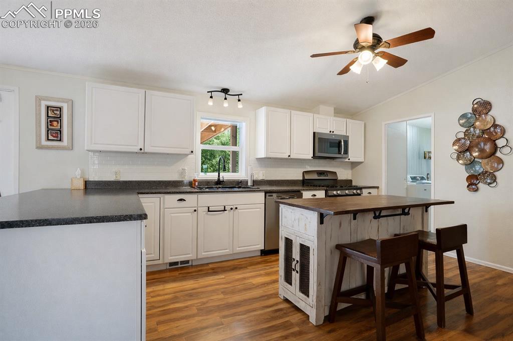 Image 11 of 45: Kitchen