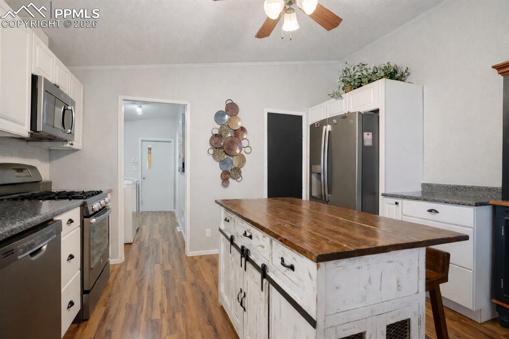 Image 12 of 45: Kitchen