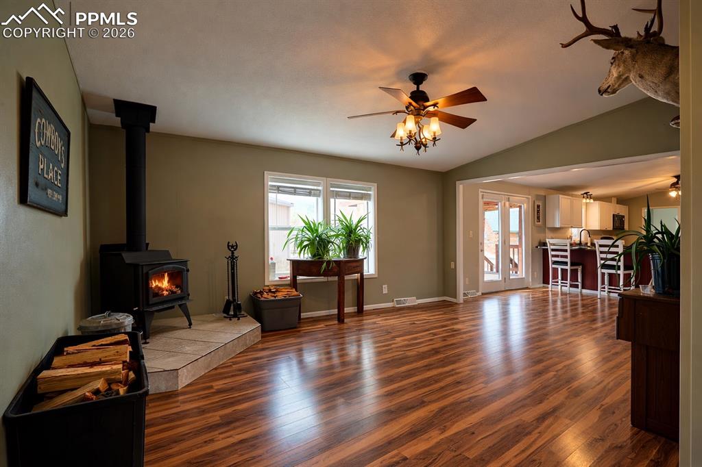 Image 17 of 45: Living Room