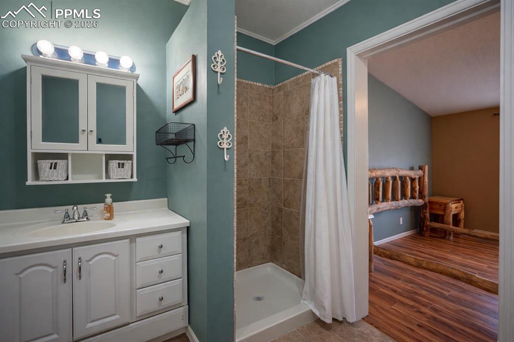 Image 19 of 45: Bathroom