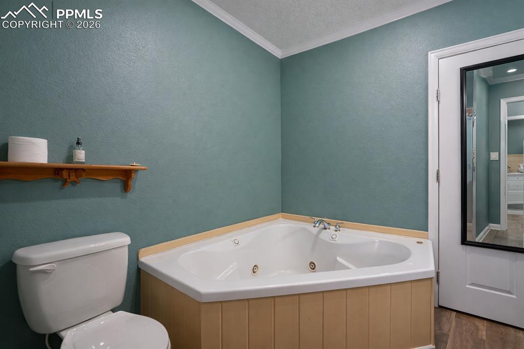 Image 20 of 45: Bathroom