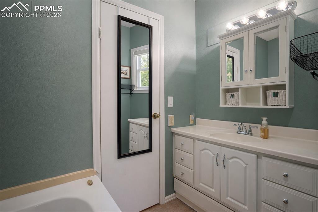 Image 21 of 45: Bathroom