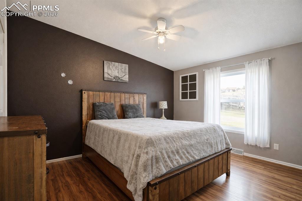 Image 22 of 45: Bedroom