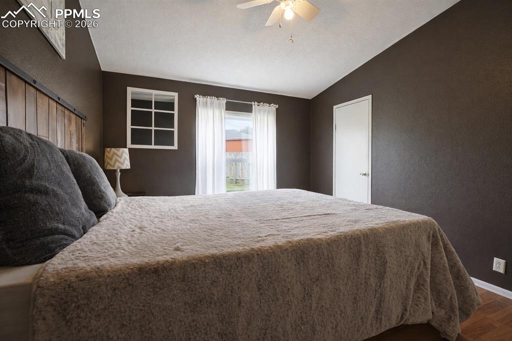 Image 23 of 45: Bedroom