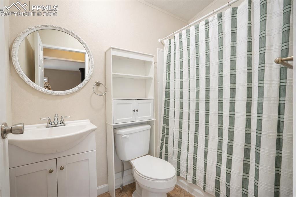 Image 24 of 45: Bathroom