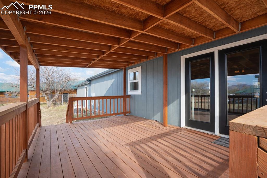 Image 33 of 45: Deck