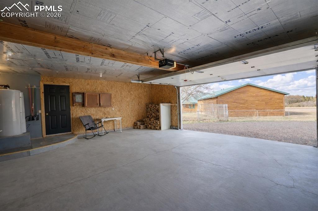 Image 41 of 45: Garage