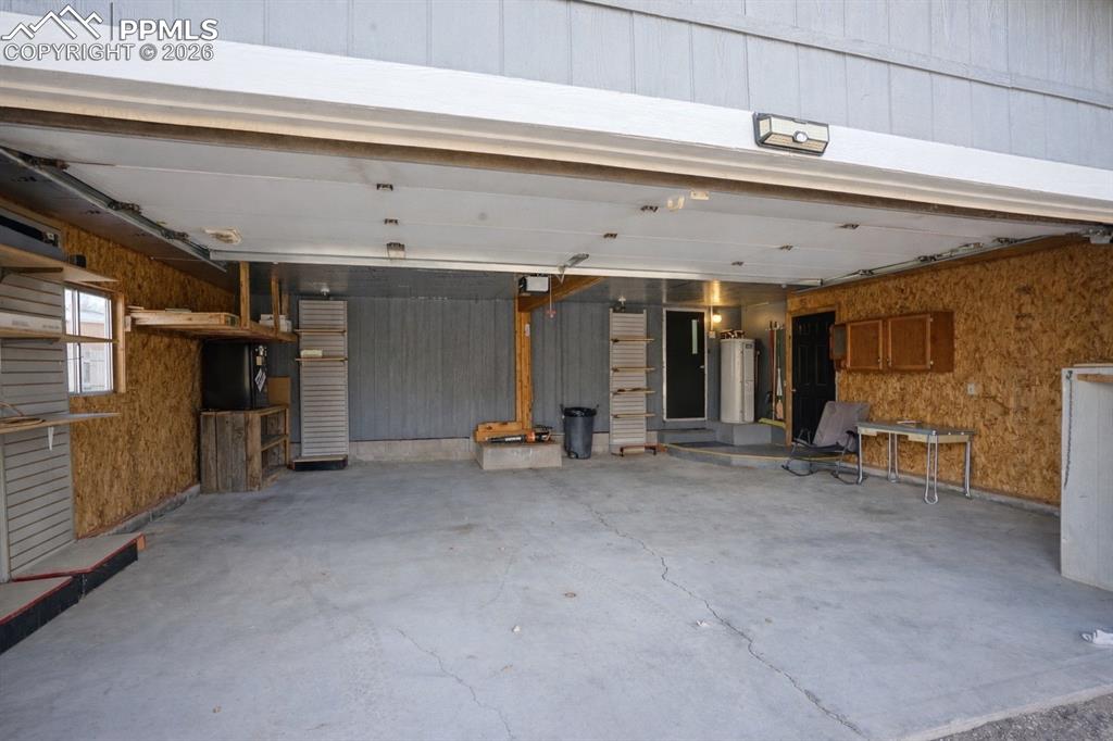 Image 42 of 45: Garage