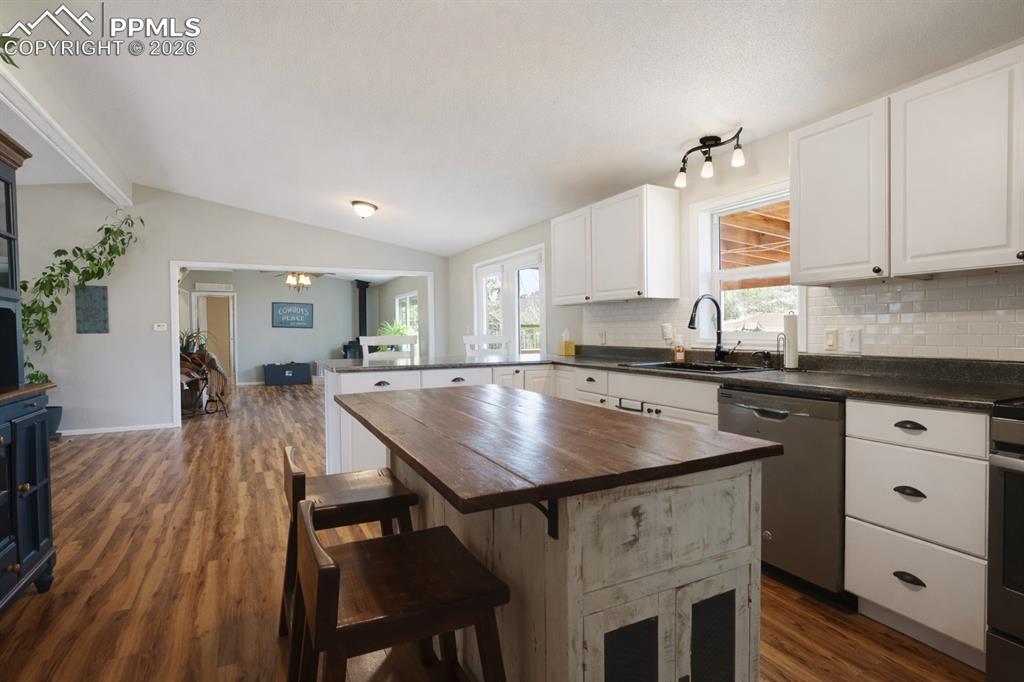 Image 7 of 45: Kitchen