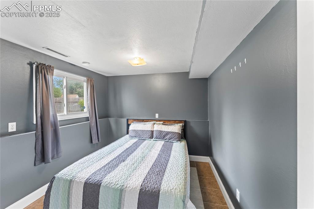 Image 12 of 14: Bedroom