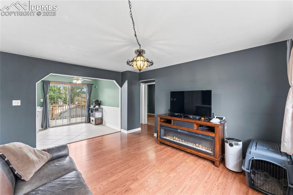 Image 4 of 14: Living Room