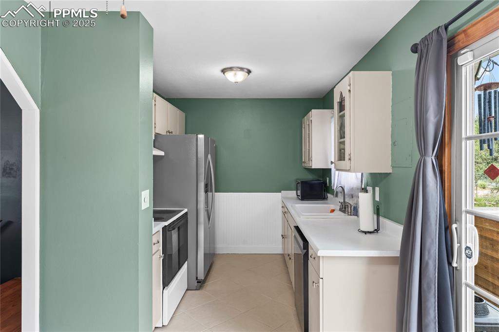 Image 7 of 14: Kitchen